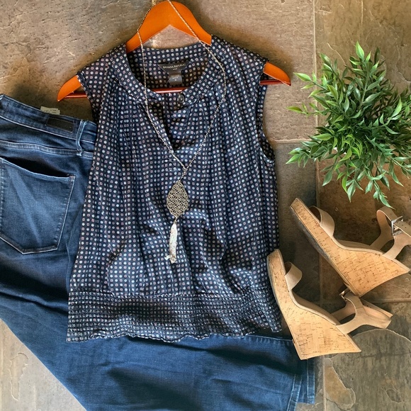 Banana Republic Tops - Banana Republic Sleeveless Blouse Size Medium